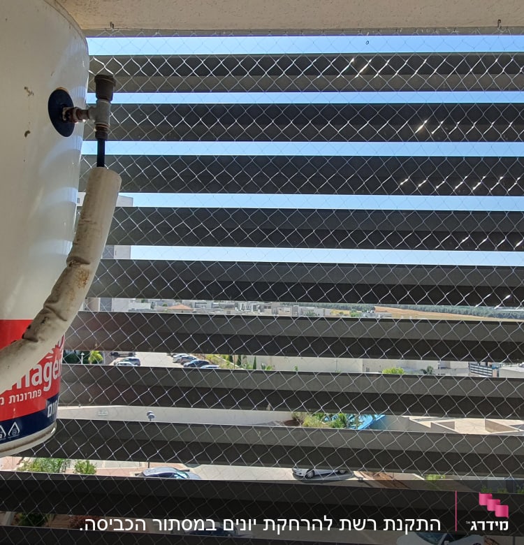 דוד שמש עם רשת למניעת כניסת יונים